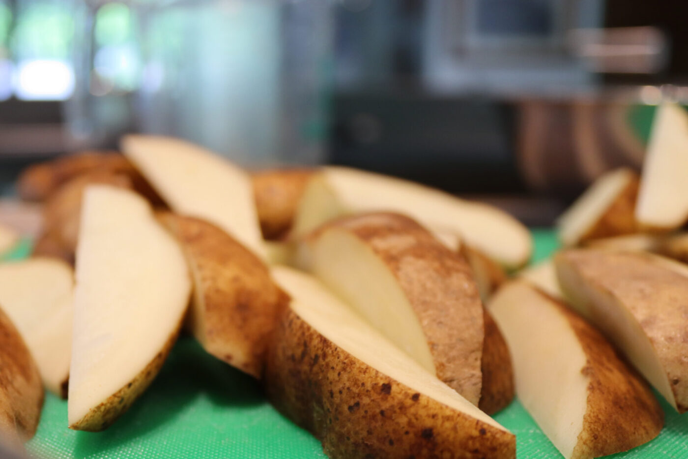 Oven-roasted Potato Wedges preparation process 1